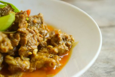 Daging Bumbu Bali (Endonezya baharatlı Baharatlı Baharatlı Biftek) Endonezya 'dan ünlü lezzetli bir yemektir. Et doğranır ve baharatlı ve kokulu Bali baharatlarıyla pişirilir. Beyaz bir tabakta servis edildi. menü kitabı için.