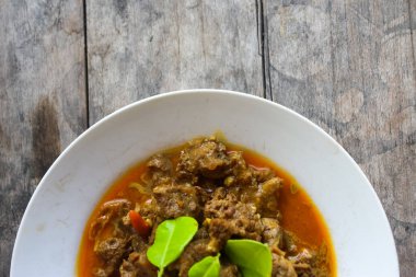 Daging Bumbu Bali (Endonezya baharatlı Baharatlı Baharatlı Biftek) Endonezya 'dan ünlü lezzetli bir yemektir. Et doğranır ve baharatlı ve kokulu Bali baharatlarıyla pişirilir. Beyaz bir tabakta servis edildi. menü kitabı için.