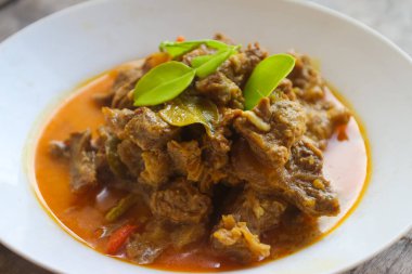 Daging Bumbu Bali (Endonezya baharatlı Baharatlı Baharatlı Biftek) Endonezya 'dan ünlü lezzetli bir yemektir. Et doğranır ve baharatlı ve kokulu Bali baharatlarıyla pişirilir. Beyaz bir tabakta servis edildi. menü kitabı için.