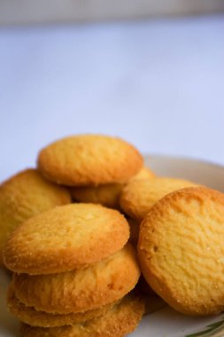 Danimarka tereyağlı kurabiyeleri, beyaz arka planda izole edilmiş çikolatalı kurabiyeler, tatlı pastalar.