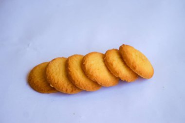 Danimarka tereyağlı kurabiyeleri, beyaz arka planda izole edilmiş çikolatalı kurabiyeler, tatlı pastalar.