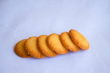 Danimarka tereyağlı kurabiyeleri, beyaz arka planda izole edilmiş çikolatalı kurabiyeler, tatlı pastalar.