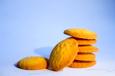 Danimarka tereyağlı kurabiyeleri, beyaz arka planda izole edilmiş çikolatalı kurabiyeler, tatlı pastalar.