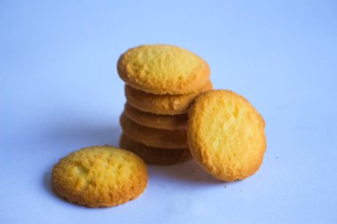 Danimarka tereyağlı kurabiyeleri, beyaz arka planda izole edilmiş çikolatalı kurabiyeler, tatlı pastalar.