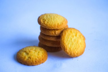 Danimarka tereyağlı kurabiyeleri, beyaz arka planda izole edilmiş çikolatalı kurabiyeler, tatlı pastalar.