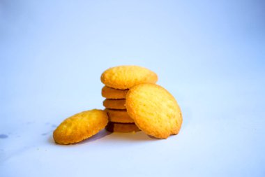 Danimarka tereyağlı kurabiyeleri, beyaz arka planda izole edilmiş çikolatalı kurabiyeler, tatlı pastalar.