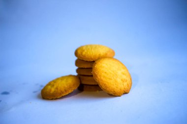 Danimarka tereyağlı kurabiyeleri, beyaz arka planda izole edilmiş çikolatalı kurabiyeler, tatlı pastalar.