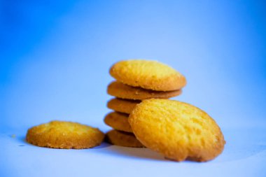 Danimarka tereyağlı kurabiyeleri, beyaz arka planda izole edilmiş çikolatalı kurabiyeler, tatlı pastalar.