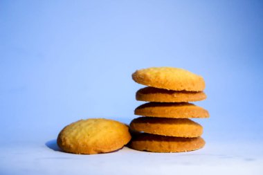 Danimarka tereyağlı kurabiyeleri, beyaz arka planda izole edilmiş çikolatalı kurabiyeler, tatlı pastalar.