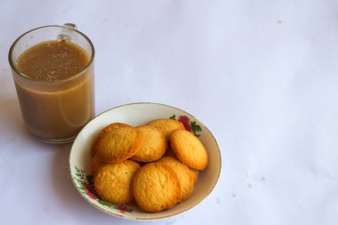 Kahvaltı menüsü Danimarka usulü tereyağlı pasta ve bir bardak çikolatalı süt, tereyağlı kurabiyelerin üzerine beyaz şeker ve bir bardak çikolata, tatlı kek.