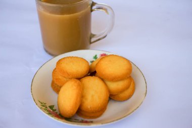 Kahvaltı menüsü Danimarka usulü tereyağlı pasta ve bir bardak çikolatalı süt, tereyağlı kurabiyelerin üzerine beyaz şeker ve bir bardak çikolata, tatlı kek.