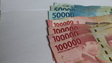 Surabaya, Endonezya. 01-10-2025: Banknotlar, Endonezya Cumhuriyeti 'nin resmi parası. 100.000 rupianın nominal değeri. İzole edilmiş beyaz arkaplan ile paranın yakın plan fotoğrafı.