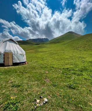 Dağlarda kamp çadırı