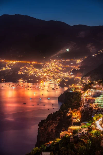 Praiano, Campania, İtalya 'dan Positano, Amalfi sahillerine gece görüş