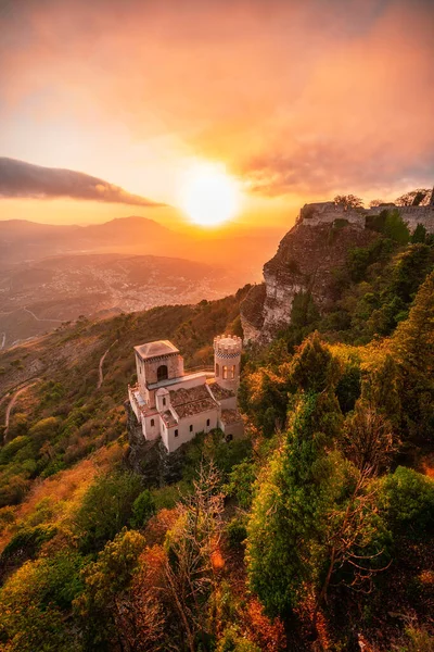  Sicilya 'daki dağlarda gün doğumunda güzel bir ortaçağ kalesi.
