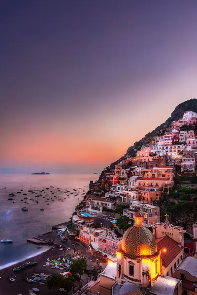 Positano 'nun güzel gün batımı manzaralı kilisesi, Amalfi Sahili, İtalya