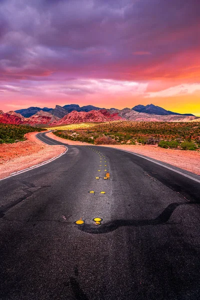 Las Vegas 'ta Sunset' te Red Rock Canyon Road Manzarası. Nevada Amerika Birleşik Devletleri.