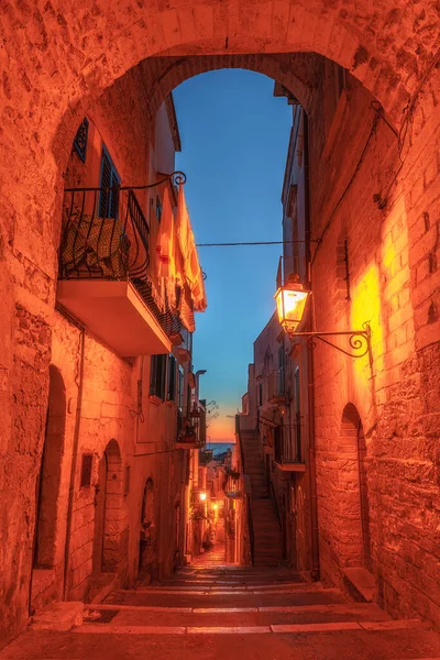 Eski Vieste Gargano Puglia İtalya 'da dar bir caddenin gün doğumu manzarası