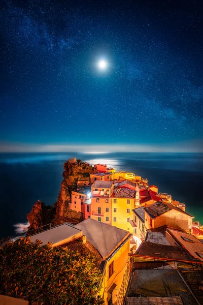 Ay ve Manarola Yıldızları ile Samanyolu Gece Manzarası, Cinque Terre, İtalya