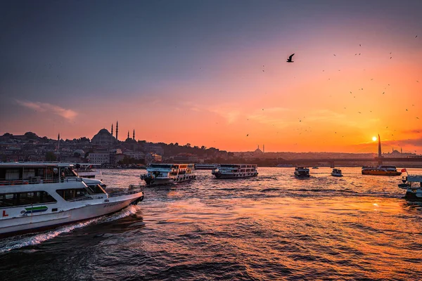 İstanbul 'un güzel panoramik günbatımı manzarası Boğaz üzerindeki Boğaz Köprüsü ile Turkye