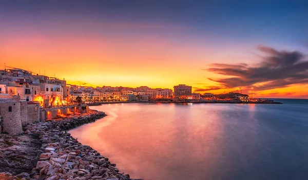 Günbatımında eski Vieste Gargano kasabasının panoramik manzarası, Puglia, İtalya.