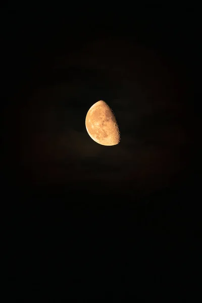 Gece gökyüzünde ay, seçici odaklı fotoğrafa yakın çekim