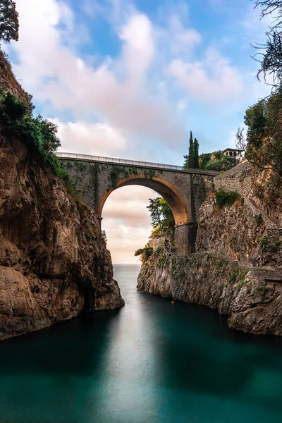 Güzel eski köprü Fiordo di Furore Amalfi Sahili, Campania, İtalya