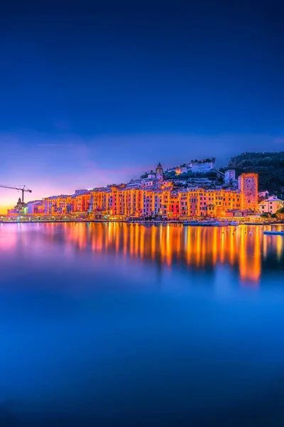 Cinque Terre Liguria, İtalya 'daki Portovenere kıyı kasabasının güzel mavi saati manzarası.