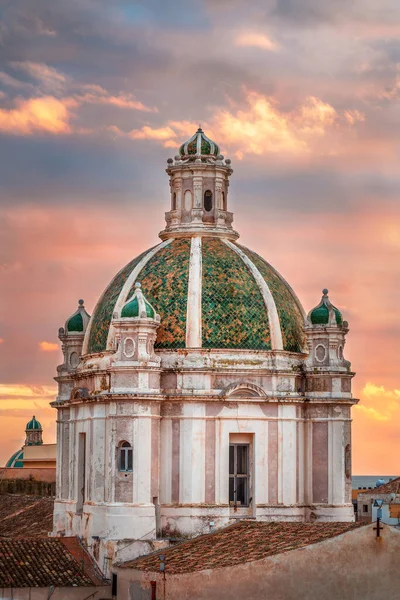 Gün batımında Saint Lorenzo Katedrali 'nin Kubbesi, Trapani Sicilya, İtalya