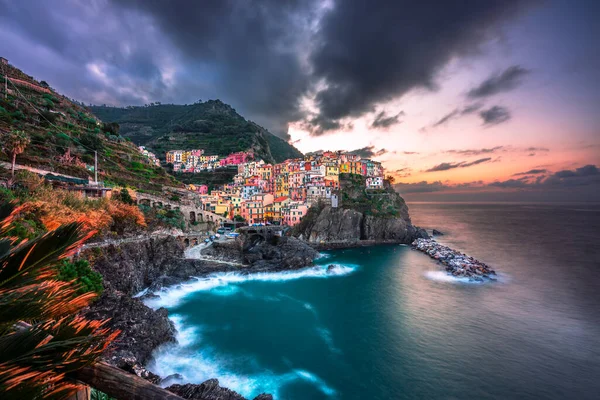 Gündoğumu manzaralı ünlü Manarola şehri, Cinque Terre, Liguria, İtalya