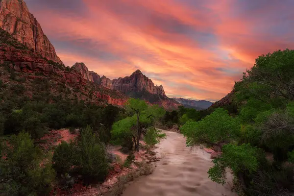 Springdale yakınlarındaki Utah 'taki Zion Ulusal Parkı' nın gün batımı manzarası