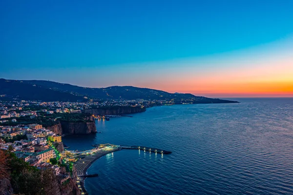 Günbatımında Sorrento şehrinin panoramik manzarası, İtalya