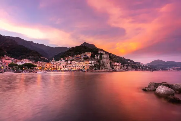 Günbatımı panoramik manzara Cetara kasabası, Amalfi sahili, İtalya