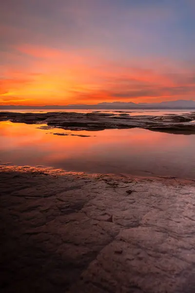 意大利锡尔敏牙买加海滩Garda湖上的夕阳西下 — 图库照片