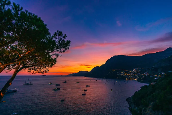İtalya 'nın Amalfi Sahili yakınlarındaki Positano köyünün gece görüşü 