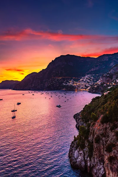 Positano, Amalfi Sahili, İtalya 'da renkli gün batımı  