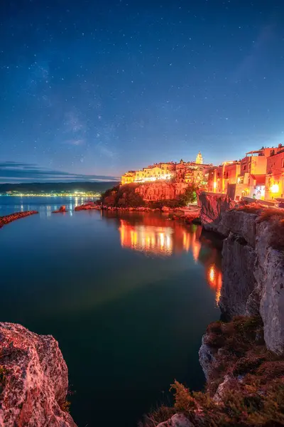 Gece gökyüzü Vieste Gargano, Pulia, İtalya yıldızlarıyla