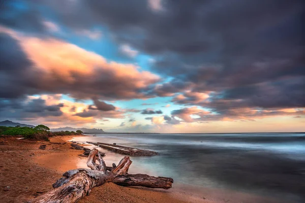 Gün batımında güzel sahil. Hawaii, ABD 'deki Kauai adasının üzerinde dramatik bir gökyüzü..