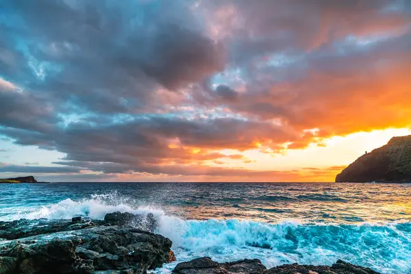 Majestic Ocean ve Rocky Shoreline üzerinde huzurlu bir gün batımı. Amerika Birleşik Devletleri 'nin Hawaii Adaları' ndaki Oahu Adası 'nın Makapu' u plajı..