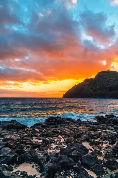 Amerika Birleşik Devletleri, Hawaii 'deki Oahu adasının Makapuu sahilinde güzel bir sahil gün batımı.. 