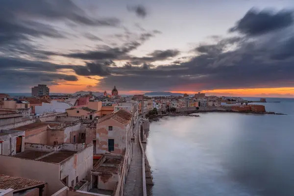 Gün batımında Trapani şehrinin panoramik manzarası, Sicilya, İtalya Alacakaranlık şehri panoramik bir gökyüzü ve günbatımı yansıması ile deniz üzerinde..