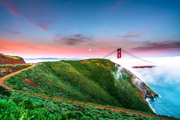 Golden Gate Köprüsü üzerinde gün batımı sisli, San Francisco, California, Amerika Birleşik Devletleri