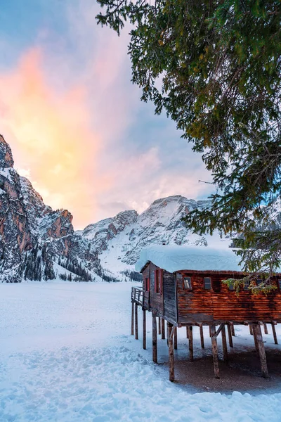 İtalya 'nın Braies Gölü' nde kış günü Dolomites, Trentino-Alto Adige, İtalya.