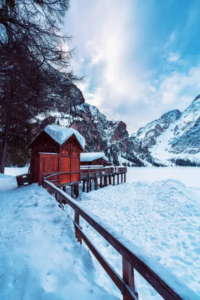 Dolomitlerdeki Braies Gölü 'ndeki ahşap kulübe, Güney Tyrol, Trentino-Alto Adige, İtalya