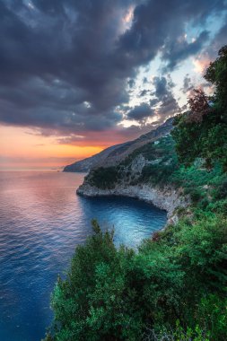 Conca dei Marini 'deki Tyrhenian Denizi üzerinde gün batımı, Amalfi Sahili, İtalya