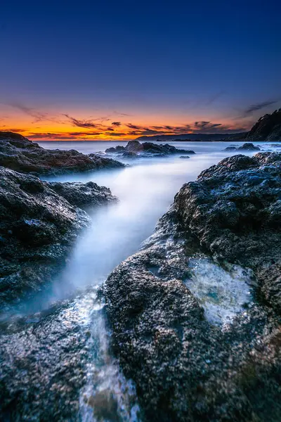 Ligurian Denizi 'nin kayalık sahillerinde gün batımı Rosignano Marittimo, Livorno, Toskana, İtalya.