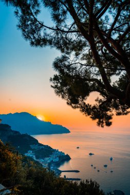 İtalya 'nın Campania kentindeki Amalfi Sahili' nde, Tyrhenian Denizi üzerinde gün doğumu
