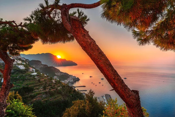 İtalya, Campania 'daki Amalfi Sahili üzerinde güzel turuncu gün doğumu