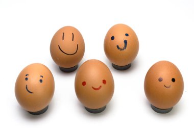 Gülen yumurtalar, beyaz arka planda izole edilmiş duygu.