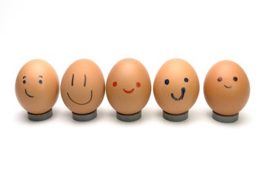 Gülen yumurtalar, beyaz arka planda izole edilmiş duygu.